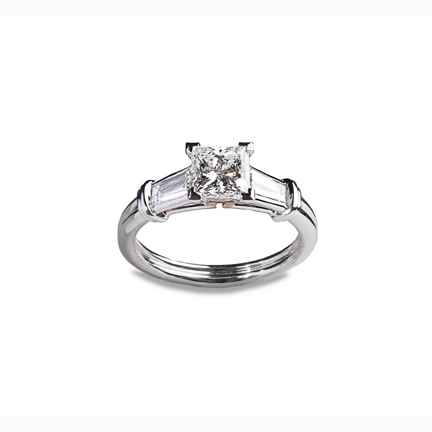 Solitaire Ring Princess-cut & 2 Tapered Diamonds